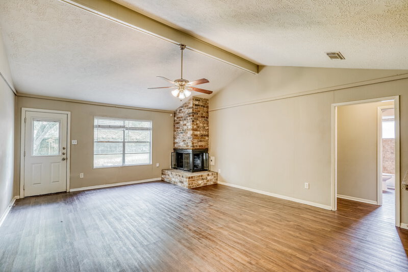 2,230/Mo, 1817 New Orleans St Deer Park, TX 77536 Living Room View 2