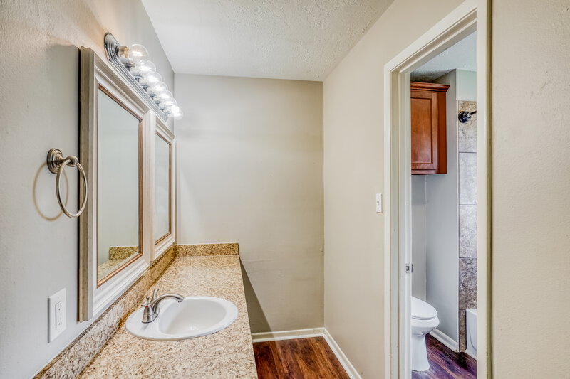 2,230/Mo, 1817 New Orleans St Deer Park, TX 77536 Main Bathroom View
