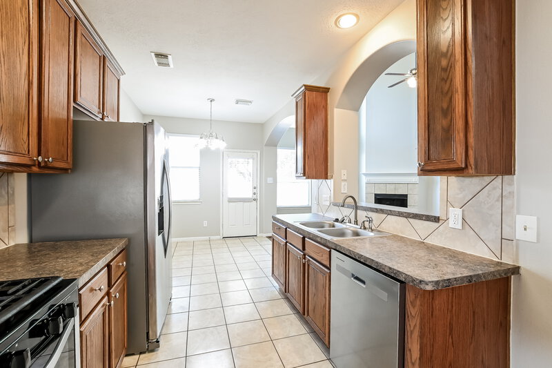 2,035/Mo, 1004 Summer Park Blvd Conroe, TX 77303 Kitchen View