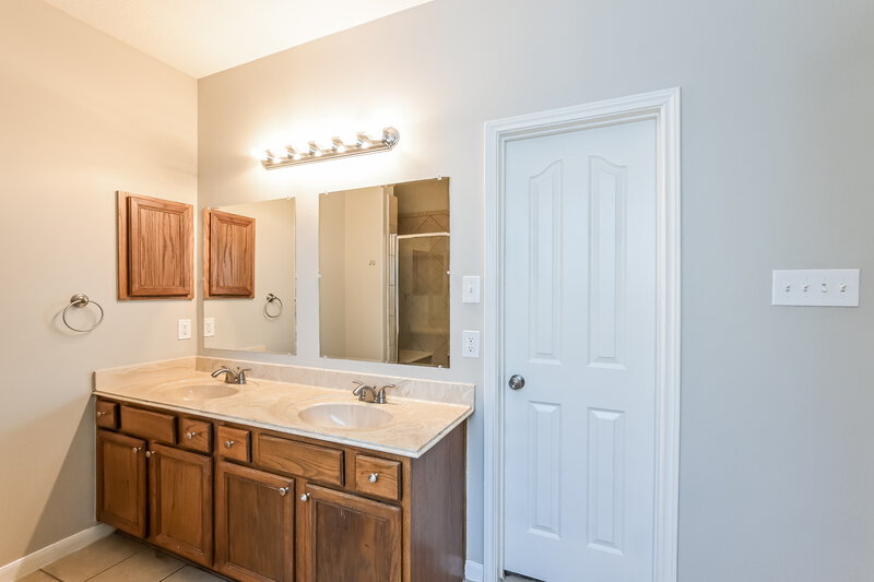 2,035/Mo, 1004 Summer Park Blvd Conroe, TX 77303 Main Bathroom View