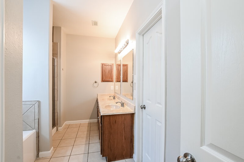 2,035/Mo, 1004 Summer Park Blvd Conroe, TX 77303 Main Bathroom View 2
