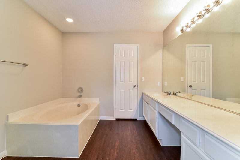 2,280/Mo, 17023 Fenny Bridge Ln Spring, TX 77379 Master Bathroomlarge View