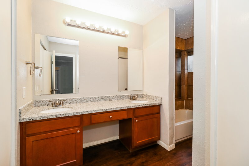 1,665/Mo, 15158 Sheffield Terrace Channelview, TX 77530 Main Bathroom View