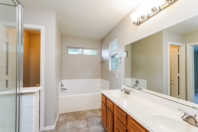 1,610/Mo, 26622 Cypresswood Drive Spring, TX 77373 Main Bathroom View