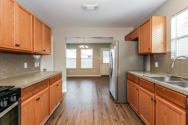 1,940/Mo, 2622 Umiak Drive Houston, TX 77045 Kitchen View 2