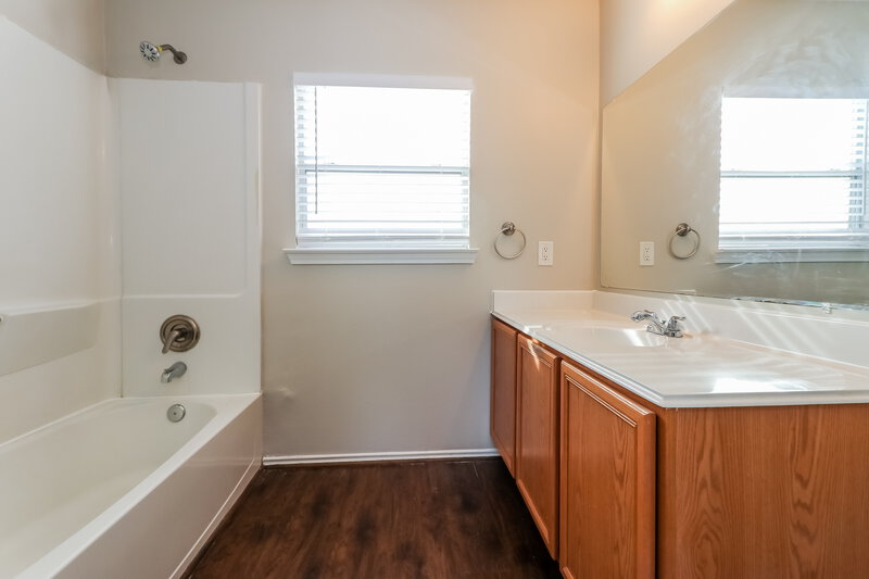1,940/Mo, 2622 Umiak Drive Houston, TX 77045 Main Bathroom View