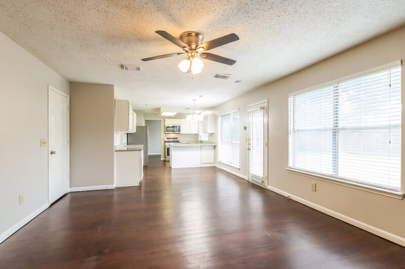 2,355/Mo, 18919 Oakway Dr Humble, TX 77346 Living Room View 2