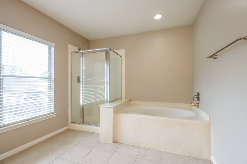 2,355/Mo, 18919 Oakway Dr Humble, TX 77346 Main Bathroom View 2