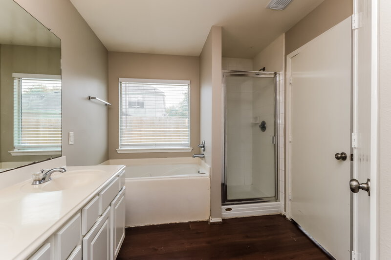 1,940/Mo, 12134 Carriage Oak Humble, TX 77346 Main Bathroom View