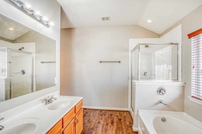 2,010/Mo, 19607 Buckland Park Drive Katy, TX 77449 Main Bathroom View
