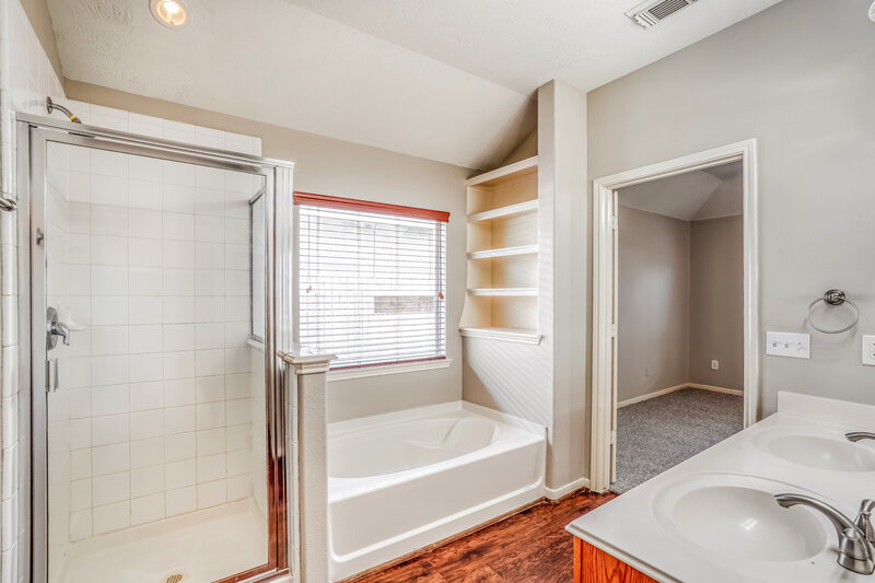 2,010/Mo, 19607 Buckland Park Drive Katy, TX 77449 Main Bathroom View 2