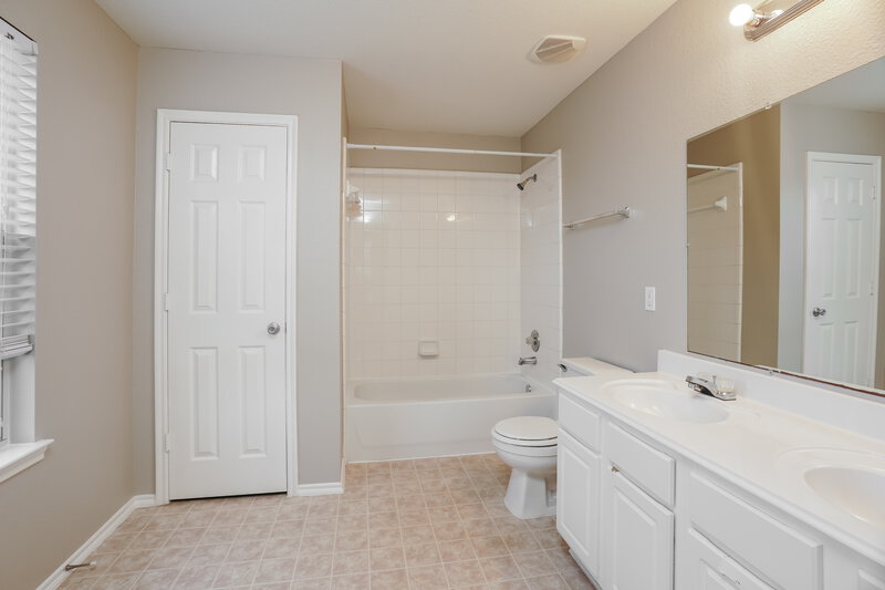 1,720/Mo, 20726 Desert Shadows Lane Cypress, TX 77433 Main Bathroom View