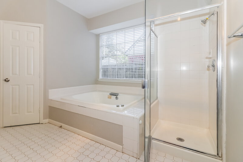 2,130/Mo, 3119 Creek Manor Dr. Kingwood, TX 77339 Main Bathroom View
