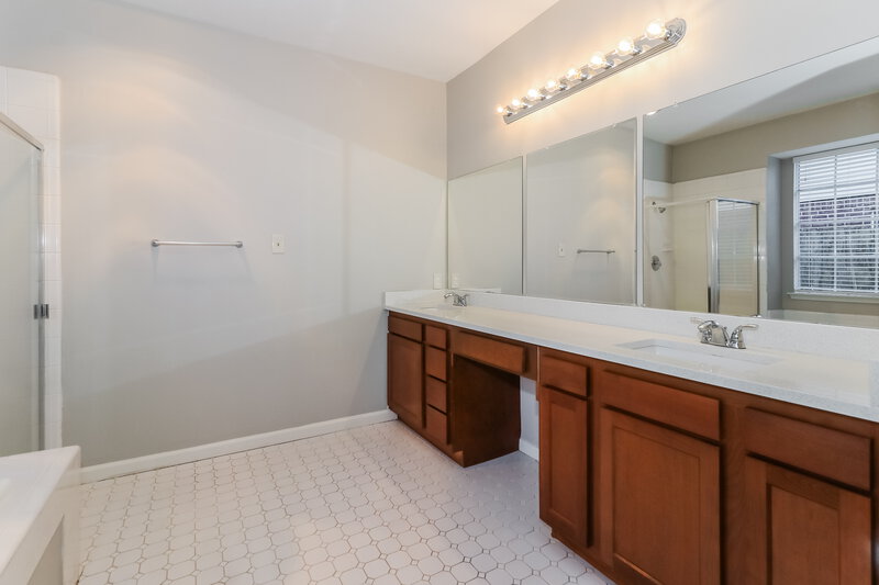 2,130/Mo, 3119 Creek Manor Dr. Kingwood, TX 77339 Main Bathroom View 2