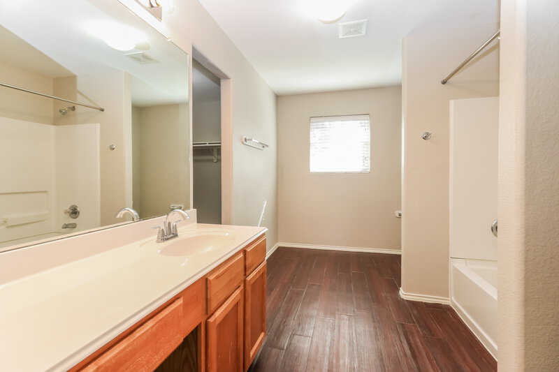 1,705/Mo, 16763 N Thrasher Drive Conroe, TX 77385 Main Bathroom View