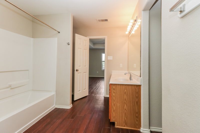 1,705/Mo, 16763 N Thrasher Drive Conroe, TX 77385 Main Bathroom View 2