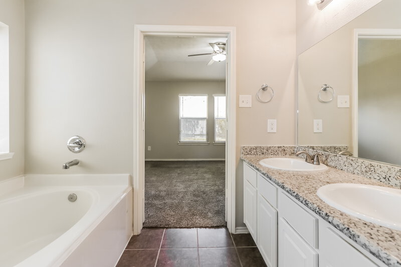 1,730/Mo, 18422 Austin Oak Lane Richmond, TX 77407 Main Bathroom View 2