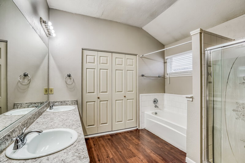 1,905/Mo, 15022 Mulberry Meadows Drive Houston, TX 77084 Main Bathroom View