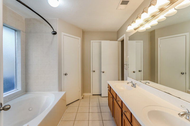 1,980/Mo, 3110 Sedgeborough Dr Katy, TX 77449 Main Bathroom View