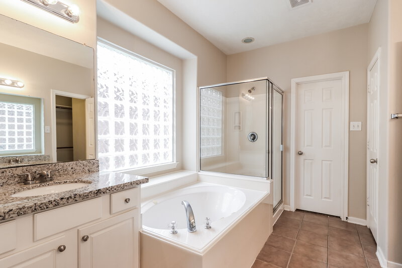 2,545/Mo, 2406 Hannover Valley Court Spring, TX 77388 Main Bathroom View 2