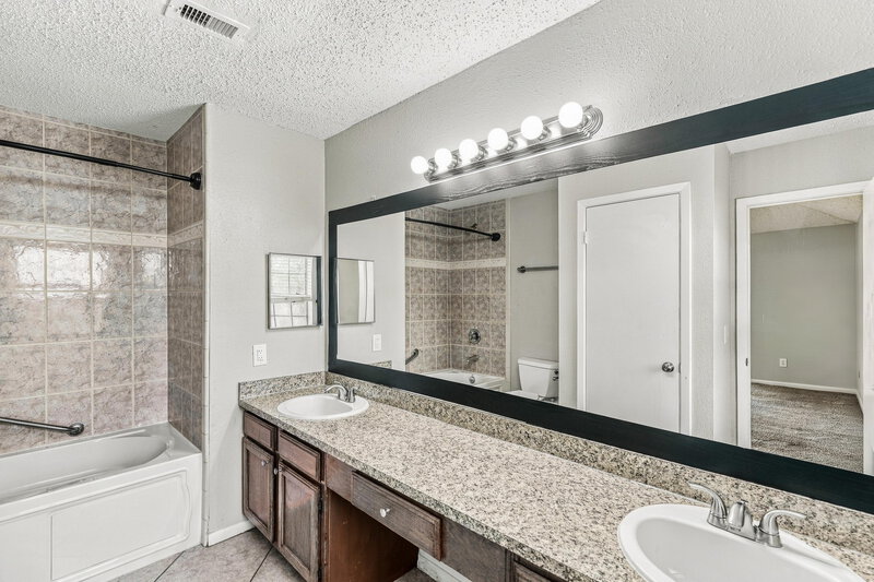 1,880/Mo, 5322 Windsong Trail Houston, TX 77084 Primary Bathroom View