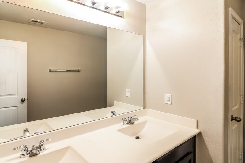 2,035/Mo, 10323 Leafy Autumn Path Houston, TX 77044 Bathroom View