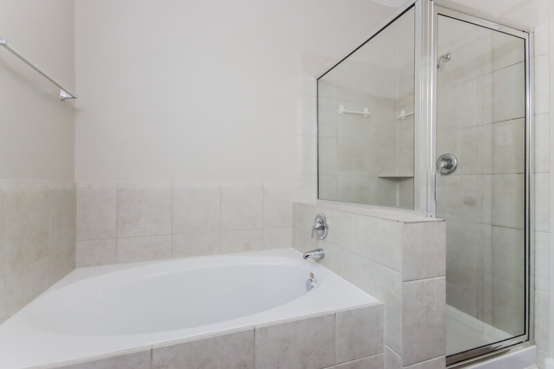 2,120/Mo, 10403 Leafy Autumn Path Houston, TX 77044 Main Bathroom View 2