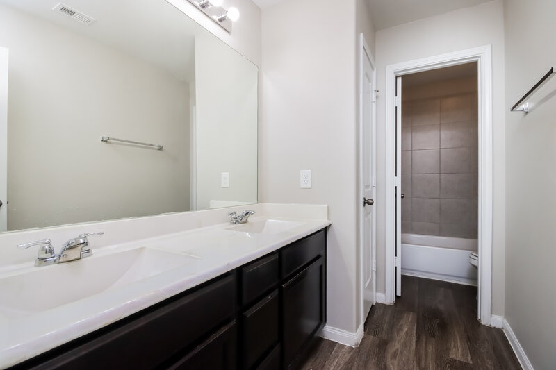 2,120/Mo, 10403 Leafy Autumn Path Houston, TX 77044 Bathroom View