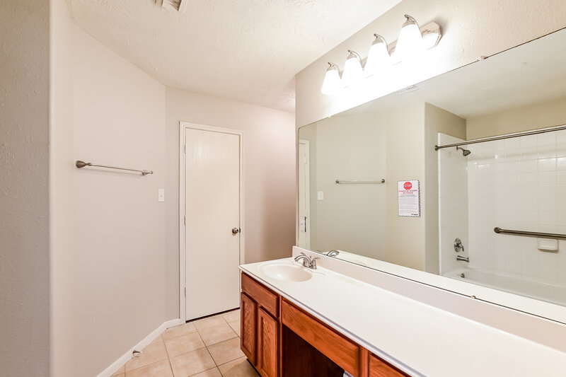 1,780/Mo, 2422 Fox Water Drive Spring, TX 77386 Main Bathroom View