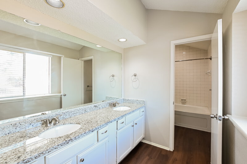 1,875/Mo, 25535 Chapel Ridge Lane Spring, TX 77373 Main Bathroom View