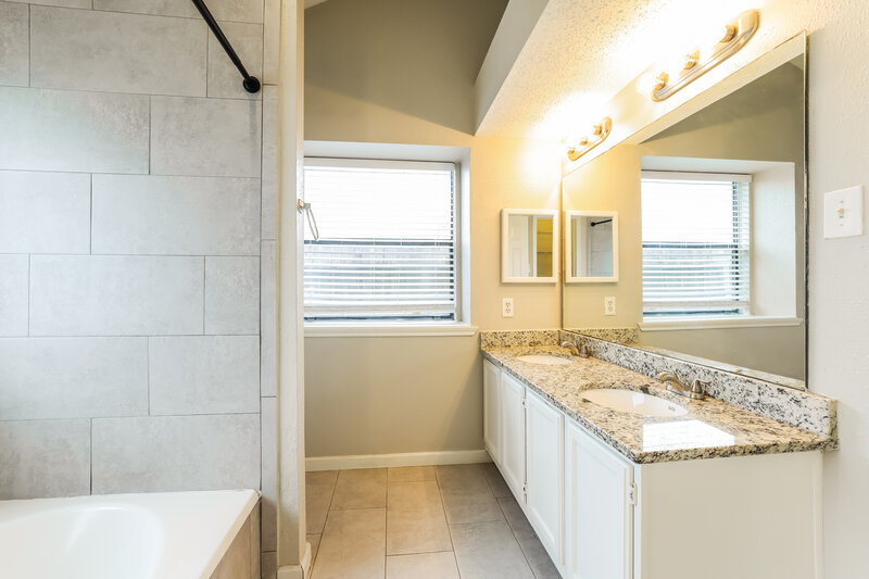 1,825/Mo, 4303 Hawk Meadow Drive Katy, TX 77449 Main Bathroom View