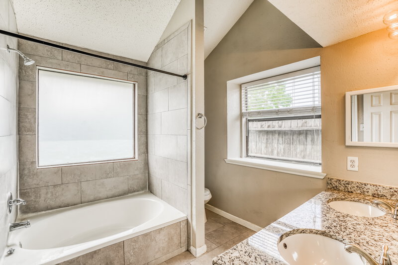 1,805/Mo, 4303 Hawk Meadow Drive Katy, TX 77449 Main Bathroom View