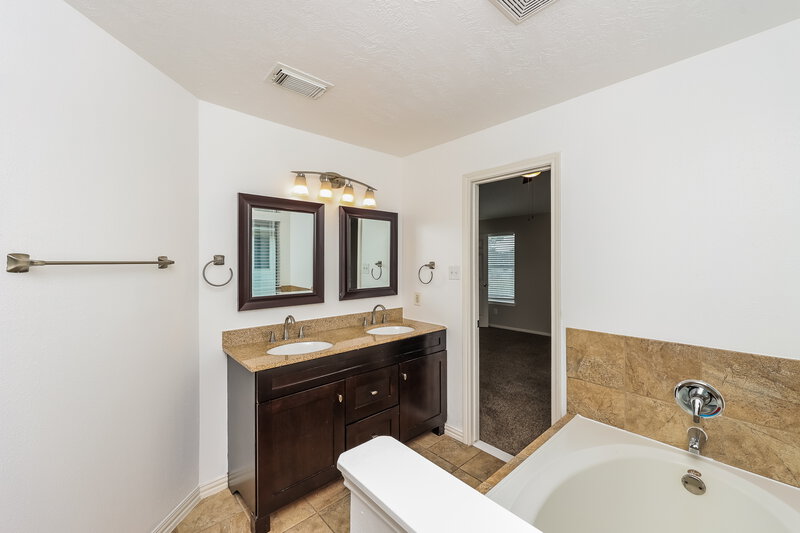 1,925/Mo, 19451 Cypress Royal Drive Katy, TX 77449 Main Bathroom View
