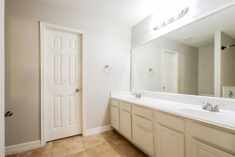 2,260/Mo, 7338 Fox Forest Trail Humble, TX 77338 Main Bathroom View