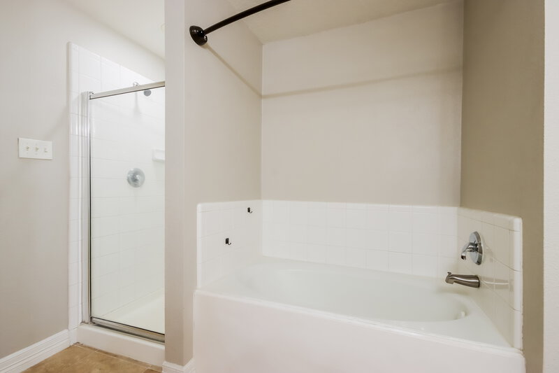 2,260/Mo, 7338 Fox Forest Trail Humble, TX 77338 Main Bathroom View 2