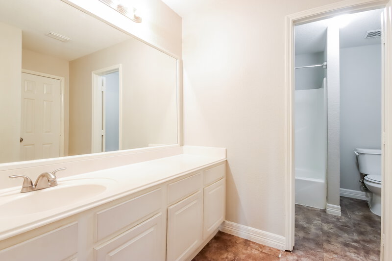 2,260/Mo, 7338 Fox Forest Trail Humble, TX 77338 Main Bathroom View 3