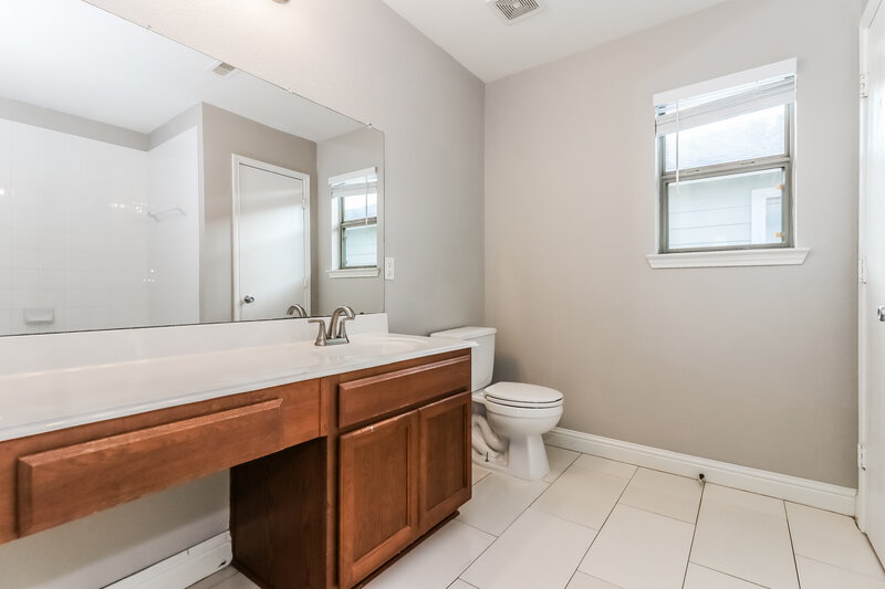 1,720/Mo, 18427 Westgate Pasture Lane Cypress, TX 77433 Main Bathroom View