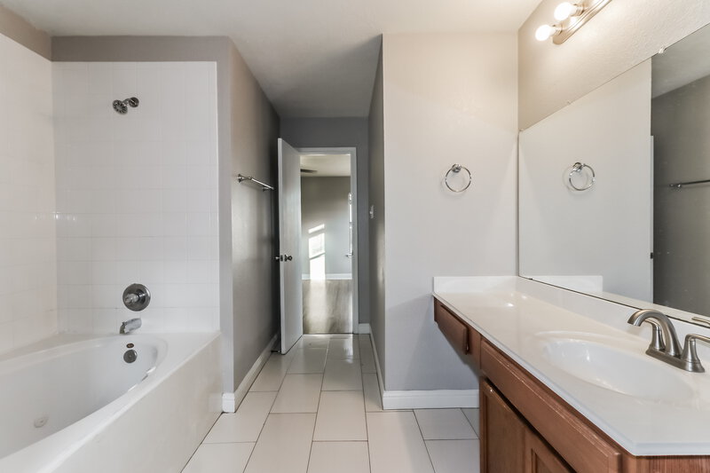 1,720/Mo, 18427 Westgate Pasture Lane Cypress, TX 77433 Main Bathroom View 2