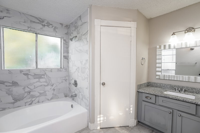 1,890/Mo, 4438 Field Meadow Drive Katy, TX 77449 Main Bathroom View 2