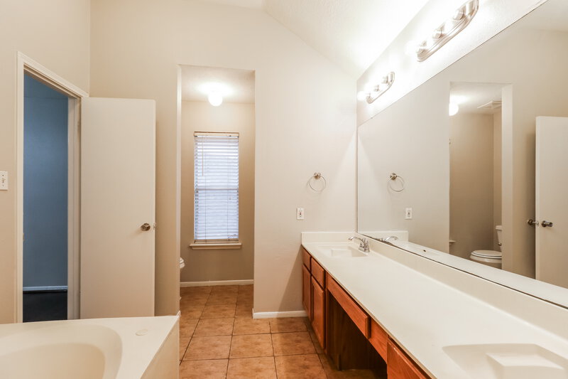 1,985/Mo, 5606 Roserock Lane Spring, TX 77379 Main Bathroom View