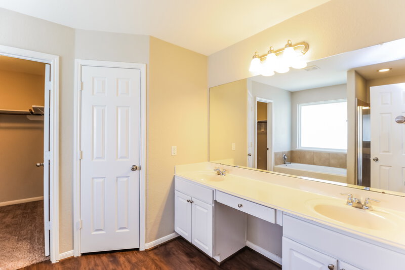 1,960/Mo, 21230 Fox Branch Trail Humble, TX 77338 Main Bathroom View