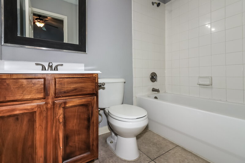 1,780/Mo, 11738 Elizabeth Court Pinehurst, TX 77362 Main Bathroom View