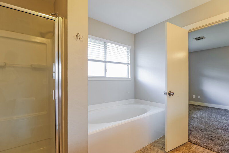 2,105/Mo, 422 Laurel Timbers Drive Houston, TX 77339 Main Bathroom View