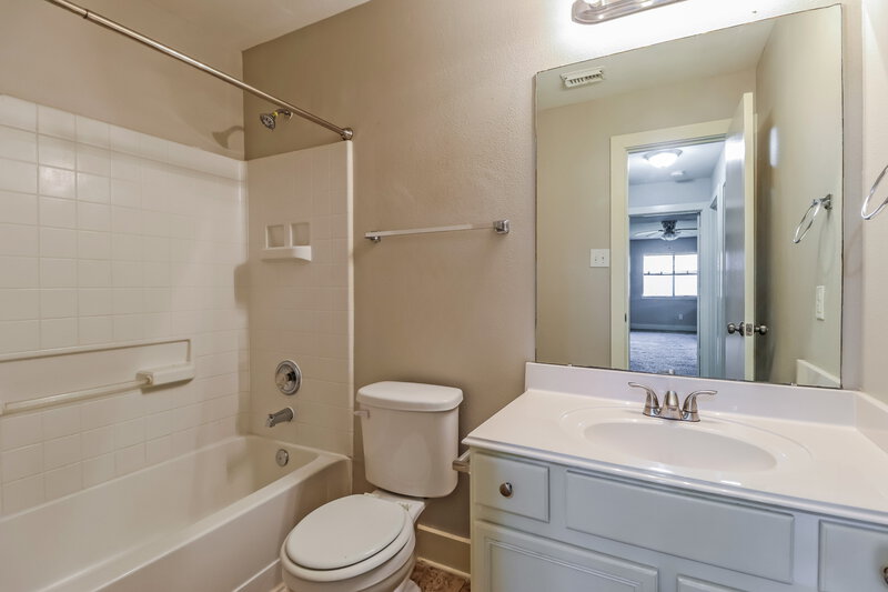 2,105/Mo, 422 Laurel Timbers Drive Houston, TX 77339 Bathroom View