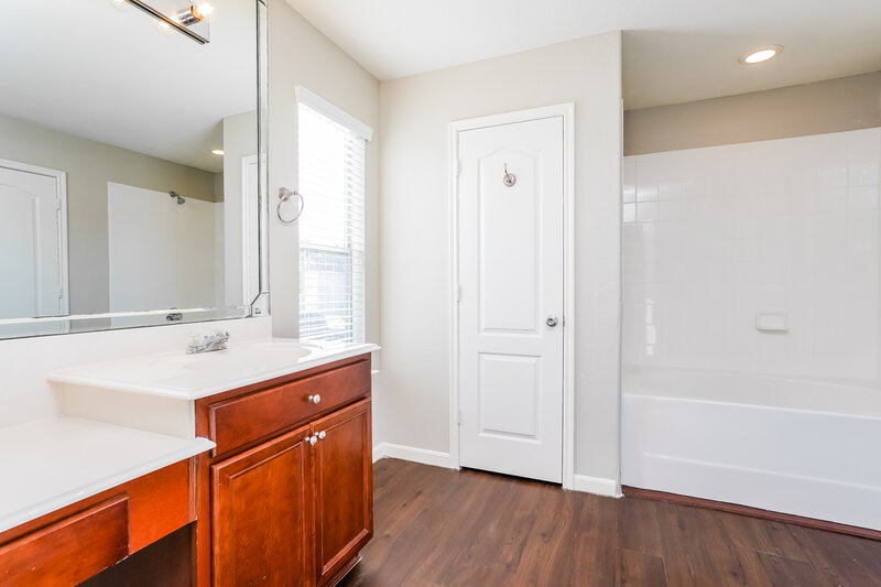 2,260/Mo, 11427 Flying Geese Lane Tomball, TX 77375 Main Bathroom View