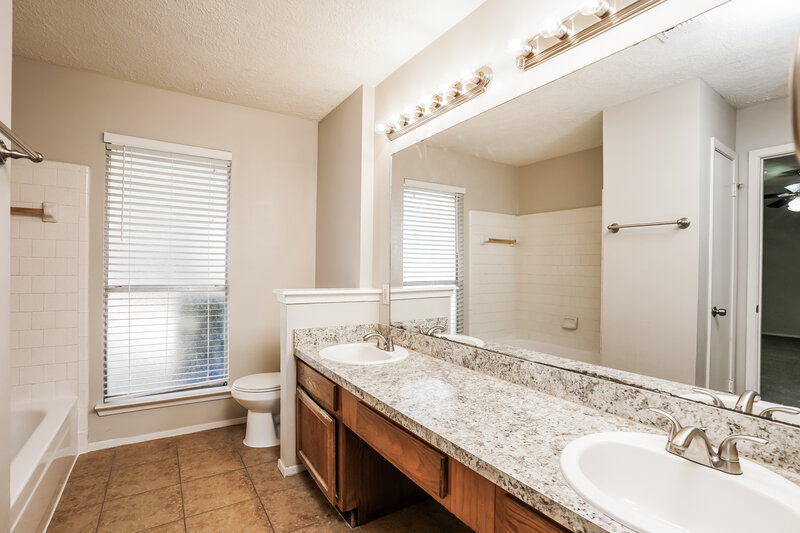 1,690/Mo, 11426 Milners Point Drive Houston, TX 77066 Main Bathroom View