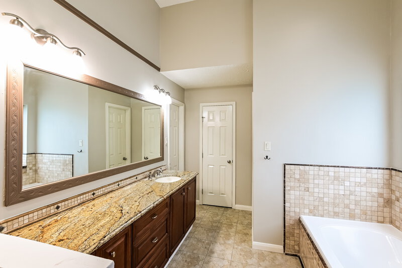 2,390/Mo, 11918 Cottonwood Lane Cypress, TX 77429 Main Bathroom View 2