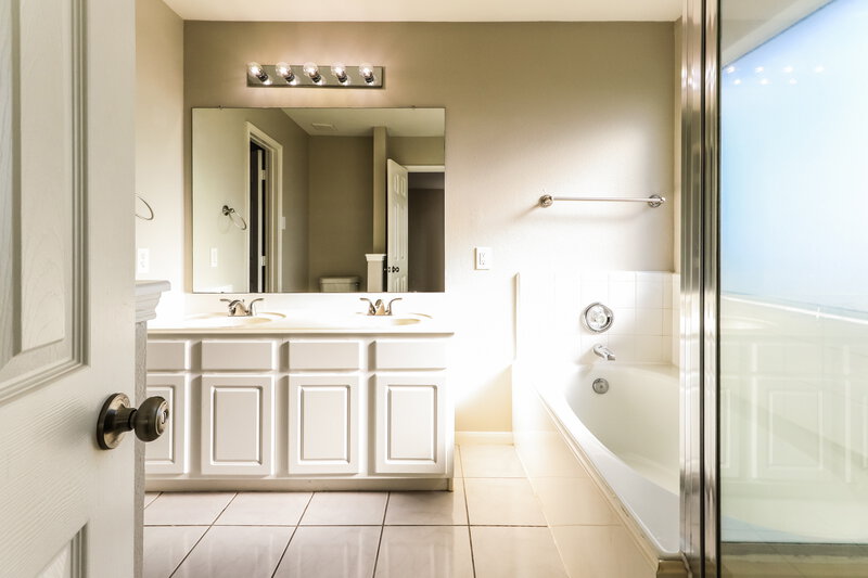 1,745/Mo, 21626 Karpathos Lane Spring, TX 77388 Main Bathroom View
