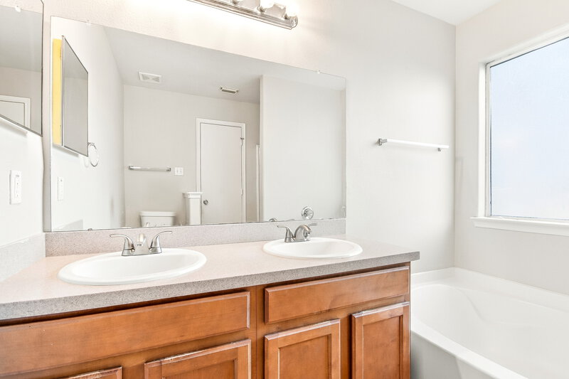 1,750/Mo, 20110 Pinto Ridge Drive Humble, TX 77338 Primary Bathroom View