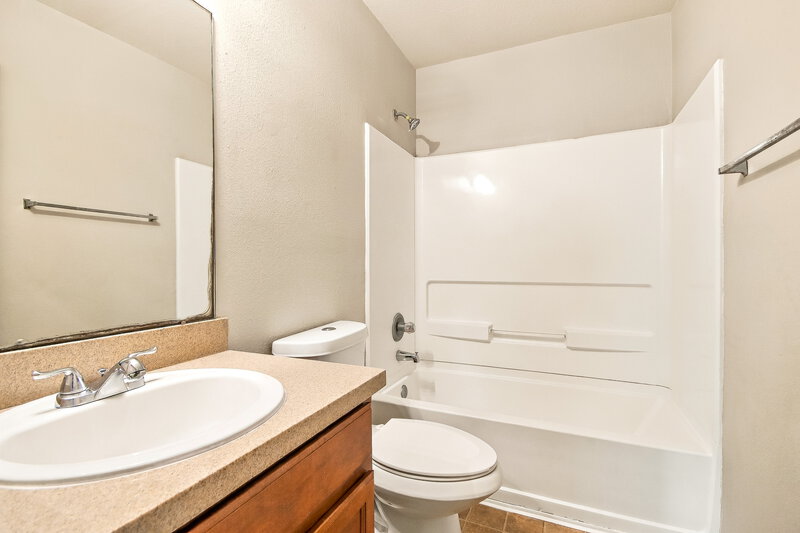 1,750/Mo, 20110 Pinto Ridge Drive Humble, TX 77338 Primary Bathroom View 2